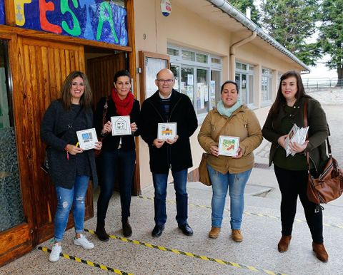 La colocación de los pictogramas comenzó ayer en el colegio Eugenio López