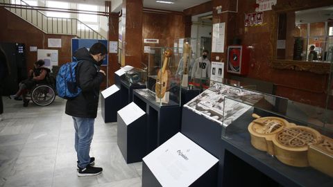 Hasta el 25 de abril se podrá visitar en el vestíbulo del IES María Sarmiento una exposición de instrumentos medievales
