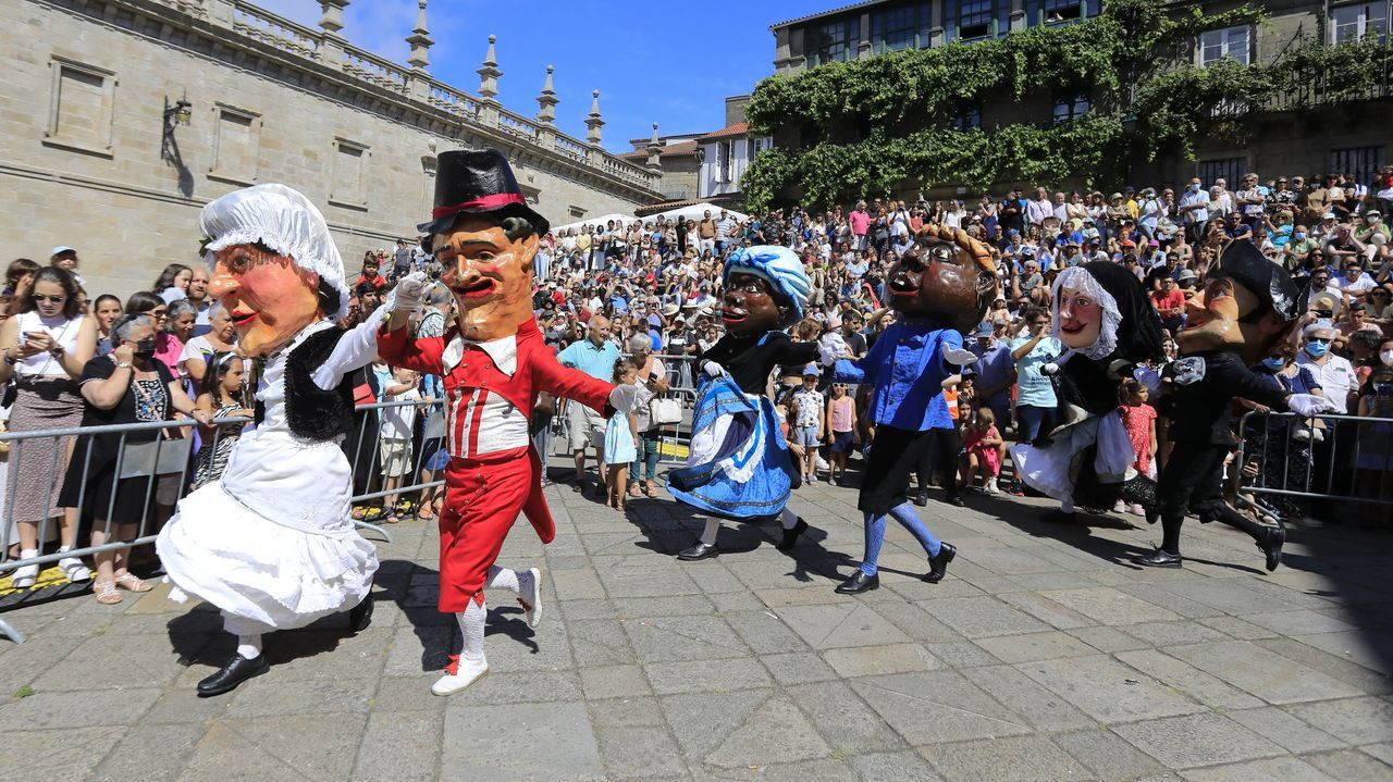 Santiago se llena de ambiente festivo.Xos Ramn Gayoso conduce a gala do 25 de xullo