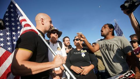 El manifestante Johnny Benite se enfrenta con el activista por la paz Jared Hughes en Laguna Beach