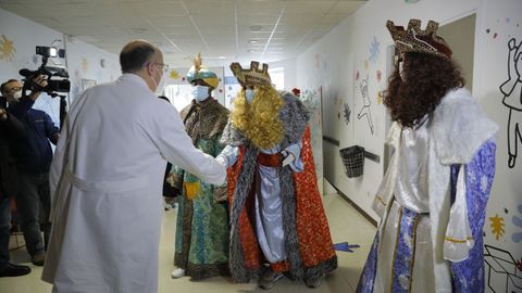 Los Reyes Magos también visitaron a los menores ingresados en el hospital materno