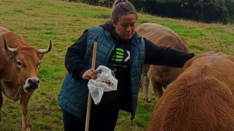 El «regalo» envenenado a una ganadera asturiana de 30 años: Adif le ofrece 6,50 euros por abandonar su explotación