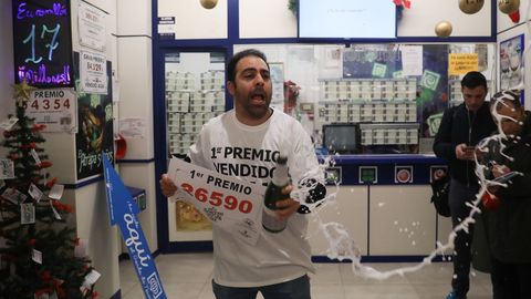 El dueo de la administracin de lotera del Alcampo en Sevilla, celebra el haber vendido tres dcimos del gordo de Navidad