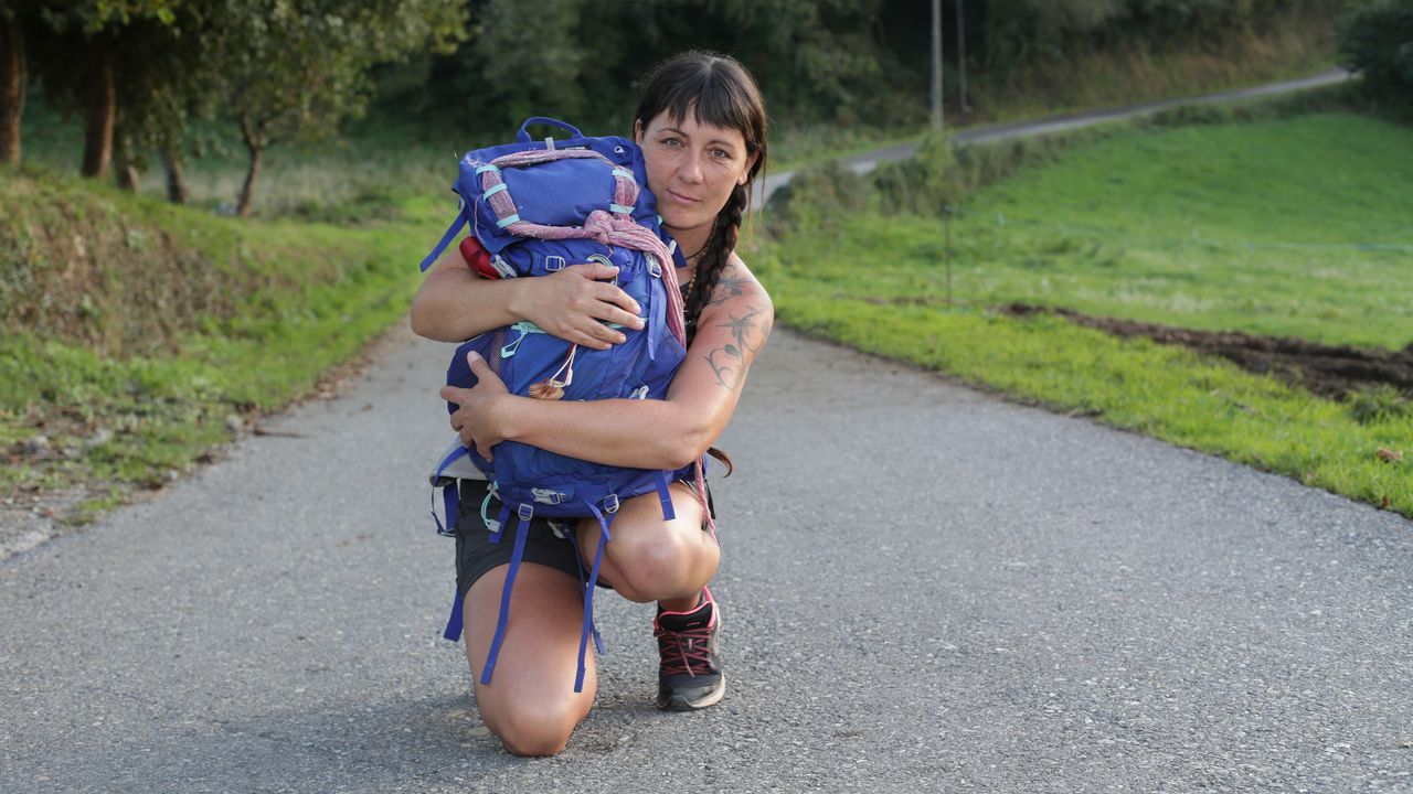 Objetos que dejan los peregrinos en los últimos kilómetros del Camino.Amaya con la mochila en la que viaja su perrita Kyla