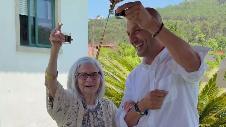Juaniña cumple 101 años en O Porriño sin bajarse del escenario