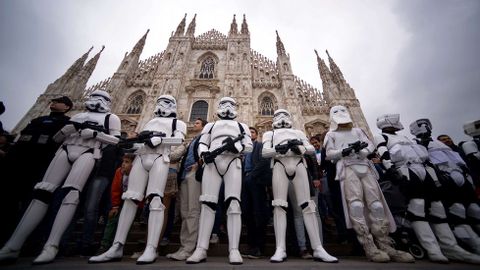 Varios soldados imperiales ante la catedral de Miln en el Da de Star Wars.
