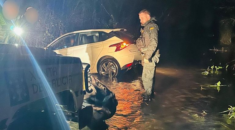 Rescatan a un joven atrapado con su coche en una pista inundada en Portas: «Cando chegamos, só se vían as luces dentro da auga»