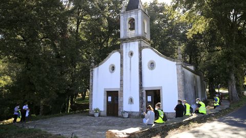 El goteo de romeros a la capilla de Os Remedios, en Sarria, fue constante durante todo el da
