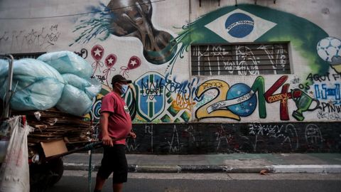 En Brasil hay gente que vive de rebuscar en la basura, lo que supone una ruleta rusa ante el virus