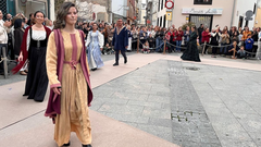 El desfile de trajes medievales se celebr� junto a la plaza de abastos