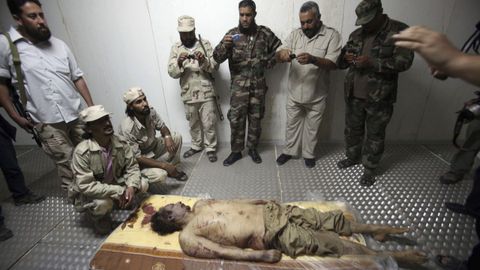 Los rebeldes que encontraron a Gadafi lo apalearon y humillaron hasta la muerte en un controvertido aquelarre de horror y venganza. Su cadáver estuvo cuatro días custodiado por combatientes rebeldes en una cámara frigorífica en la ciudad de Misrata