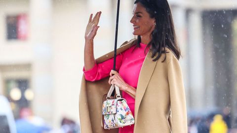 La Reina complementó el vestido rosa con bolso de flores multicolores.