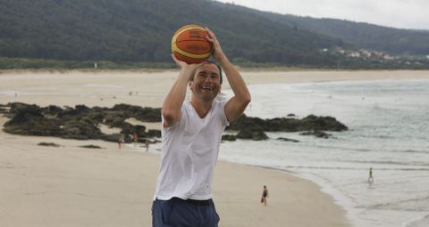 Miguel Pieiro fue quince aos profesional del baloncesto, aunque en verano prefiere la playa y otros deportes al aire libre. 