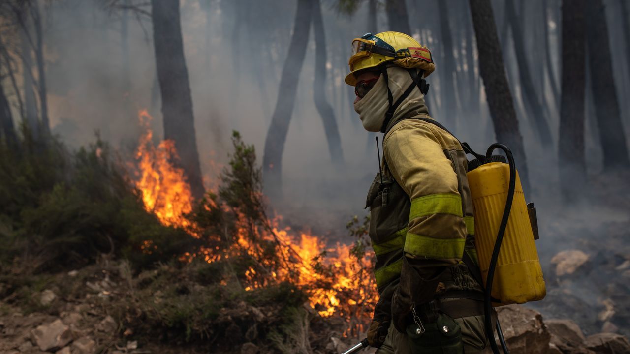 El tiempo dificulta los trabajos de extinción de los incendios activos en España.Rocío Jurado en un concierto en Arteixo en el año 2000