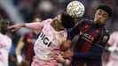Nacho Vidal y�Tunde disputan un bal�n durante el Levante-Real Oviedo