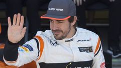El piloto español Fernando Alonso (d) posa para la foto oficial de la escudería McLaren, en Interlagos