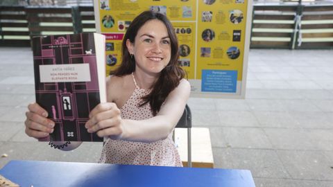 Antía Yáñez con un ejemplar de su libro «Non penses nun elefante rosa», que será el tema de la velada