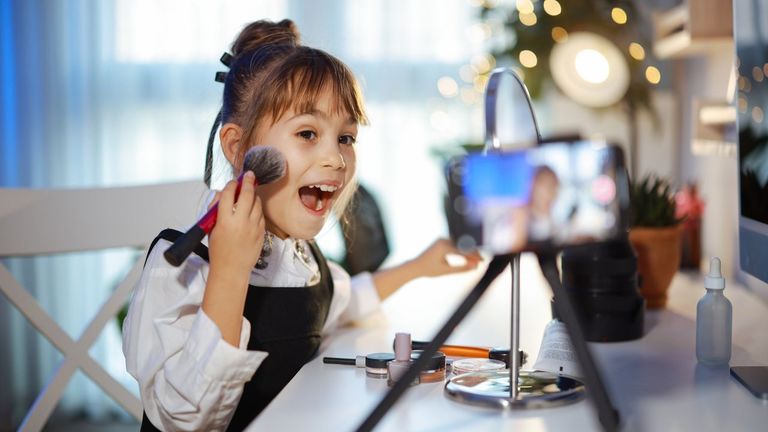 La reforma laboral de la cultura no permitirá niños «youtubers» sin contrato laboral