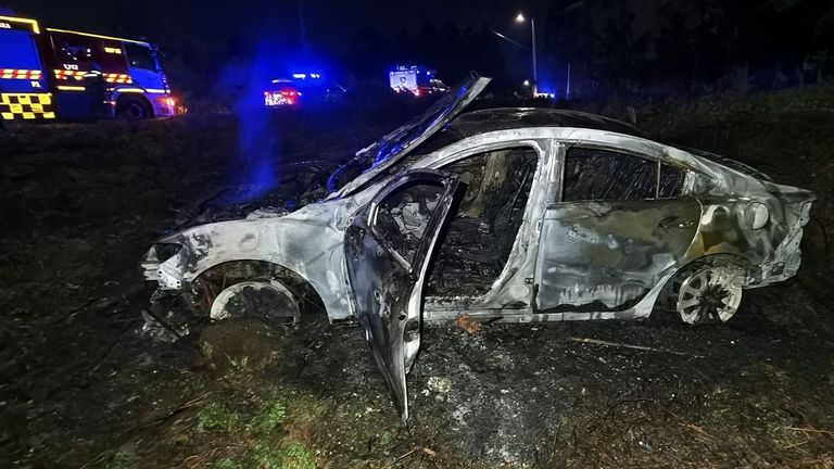 Un vehículo acaba totalmente calcinado tras salirse de la vía en Caldas