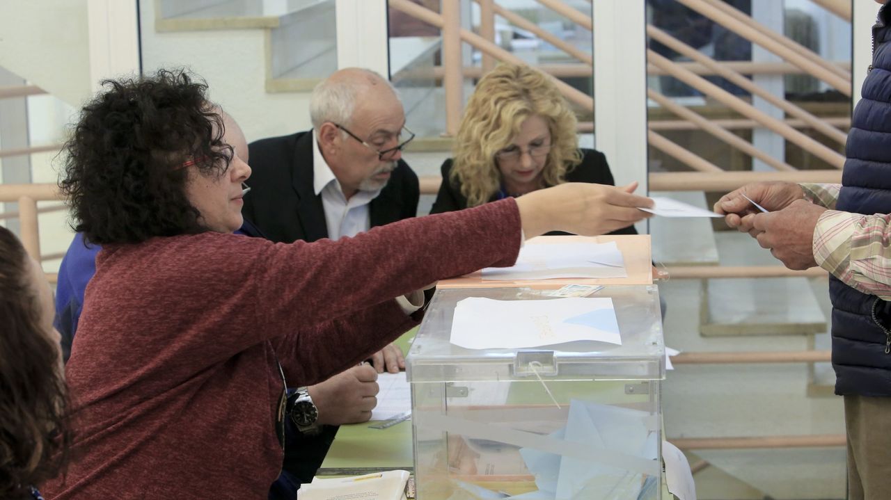Feijoo cuenta su historia en un vdeo.La presidenta y dos vocales de una mesa electoral, durante las elecciones de hace cuatro aos.