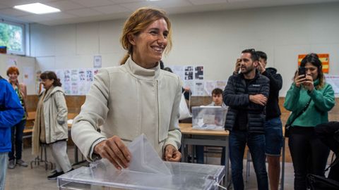 La candidata de Más Madrid a la Presidencia de la Comunidad de Madrid, Mónica García, vota en un colegio electoral de Madrid