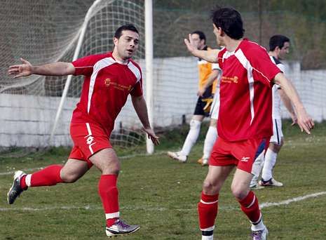 Diego Arias, a la izquierda, marc� esta temporada dieciocho goles con el B�veda. 