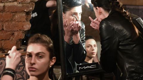 Modelos se preparan para un desfile durante la Tbilisi Fashion Week