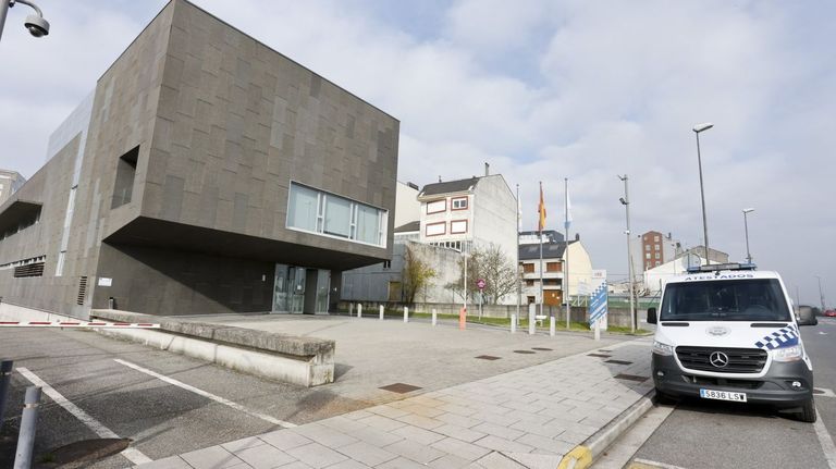 La Policía auxilia en Lugo a una anciana que estaba en la ca