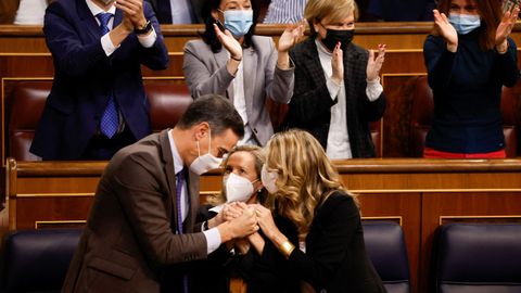 El presidente del Gobierno, Pedro Sánchez, y las vicepresidentas Nadia Calviño y Yolanda Díaz se felicitan tras la aprobación de la reforma laboral.