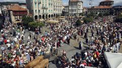 Público apostado en A Ferrería para ver el traslado de la barrica de vino