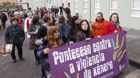 En Ponteceso celebraron la jornada con una marcha reivindicativa y empleando zapatos rojos como smbolo 
