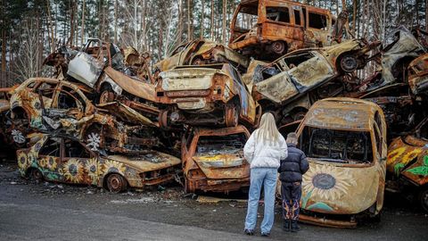 Coches destruidos durante el ataque a Kiev en febrero del 2022, apilados en la localidad de Irpin, una de las zonas más castigadas durante los primeros ataques rusos