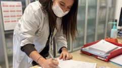María Yebra, especialista de Medicina Física e Rehabilitación, firmando su toma de posesión como propietaria de la plaza