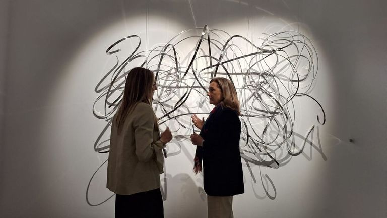 La exposición «Utopías» invita a reflexionar en Vigo sobre los límites entre lo ideal y lo posible