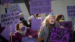 En las inmediaciones del Juzgado de Tudela haba una concentracin de personas que protestaban contra la violencia machista y reclamaban justicia para Sara. A la llegada del detenido, los manifestantes le han gritado asesino, asesino.