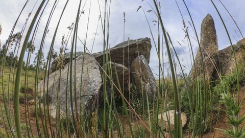 Aspecto del dolmen de Pedra da Arca de Cerqueda, en Malpica, ayer por la tarde