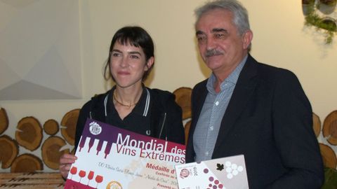 El alcalde de Chantada entrega el premio a Paloma Rodrguez, de Abada da Cova