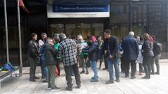 Varios integrantes de las Plataformas de Afectados por la Hipoteca de Asturias reunidos esta maana frente a la entrada de la Consejera de Servicios y Derechos Sociales