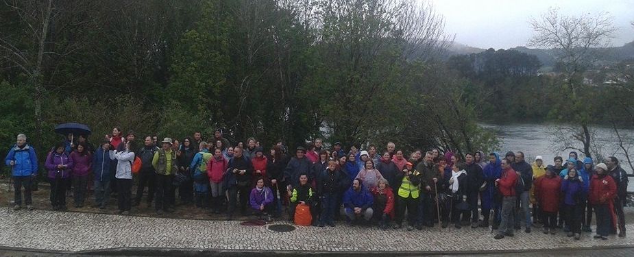 De los 91 caminantes inscritos, 10 renunciaron por el temporal y el resto completaron la etapa Tui-Porri�o.