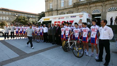 Presentación del grupo deportivo Supermercados Froiz de ciclismo donde asiste Magín Froiz, en abril, del 2011.