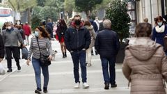 Imagen de archivo de gente paseando por la calle en Ribeira