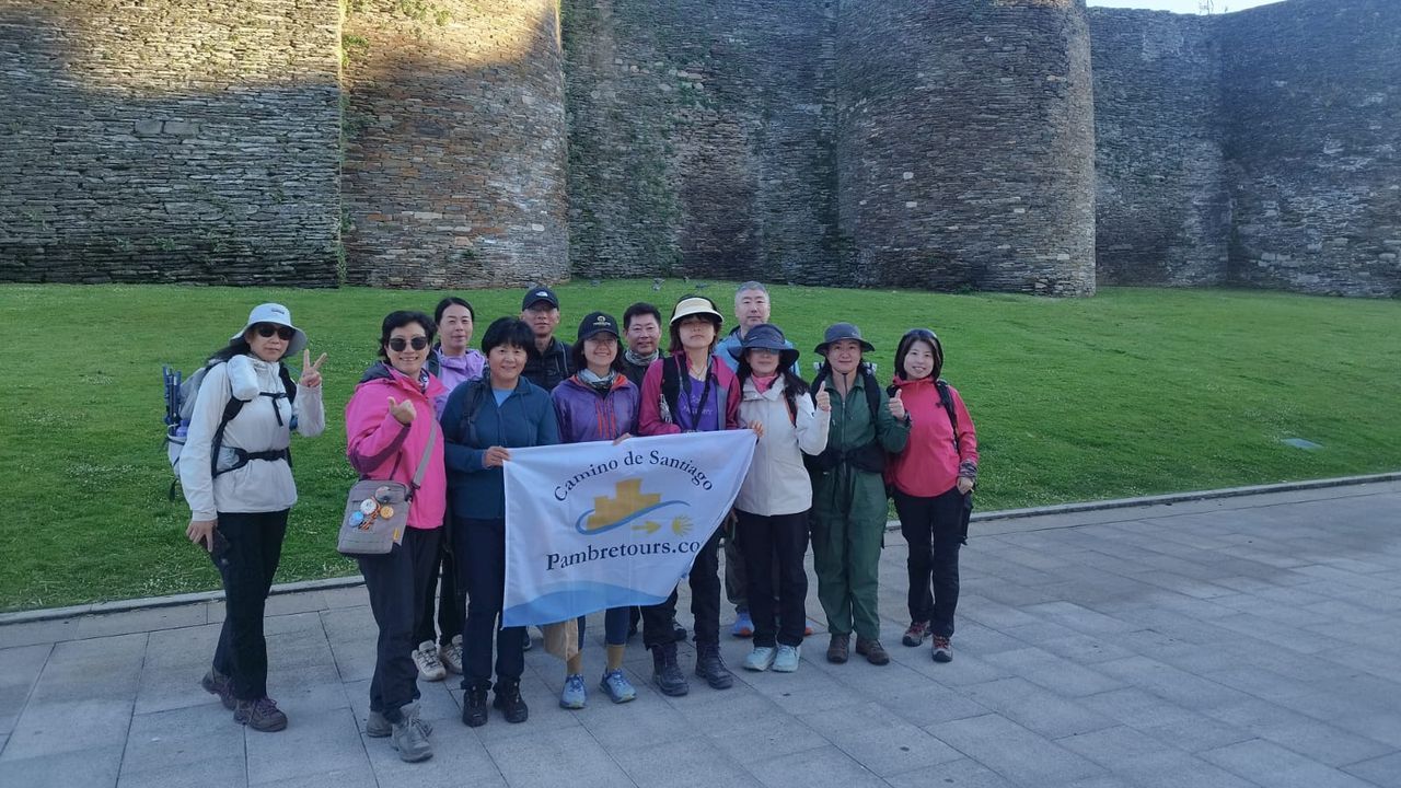 A 35 edici�n do�Certame-Exposici�n de Gando Vac�n en Pedrafita do Cebreiro, en imaxes.Un grupo de turistas chinos que hizo el Camino de Santiago con la agencia lucense Pambre Tours visitando la ciudad amurallada.