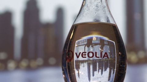 Una botella de agua con el logo de Veolia durante una presentacin en Pars. 