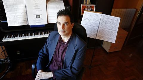 El premio reportará 18.000 euros a Soutullo, en una foto de archivo posando con la partitura de su ópera «Romance de lobos», que aún no ha logrado estrenar