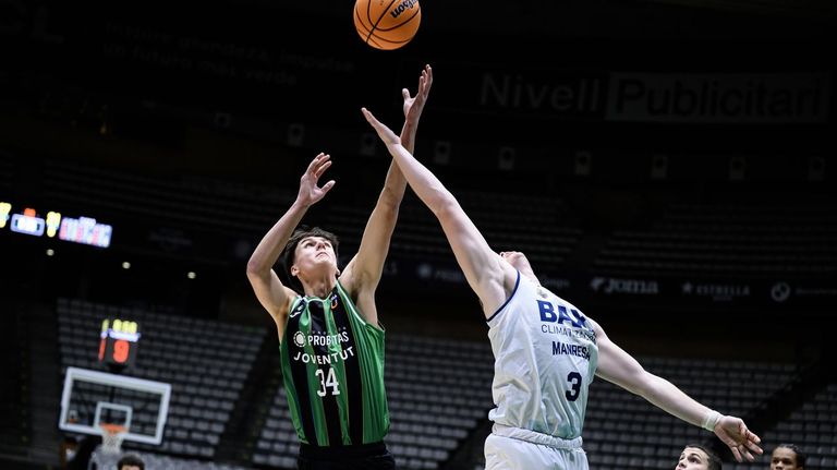 El ferrolano Diego Niebla, en el paseo de la fama de la Champions de básquet