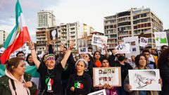 Mujeres salen a la calle en protesta por la muerte de Mahsa Amini a manos de la llamada «policía de la moral» en Irán por no llevar el velo.
