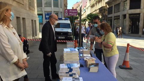 Reparto de libros, polo Concello, en Ourense