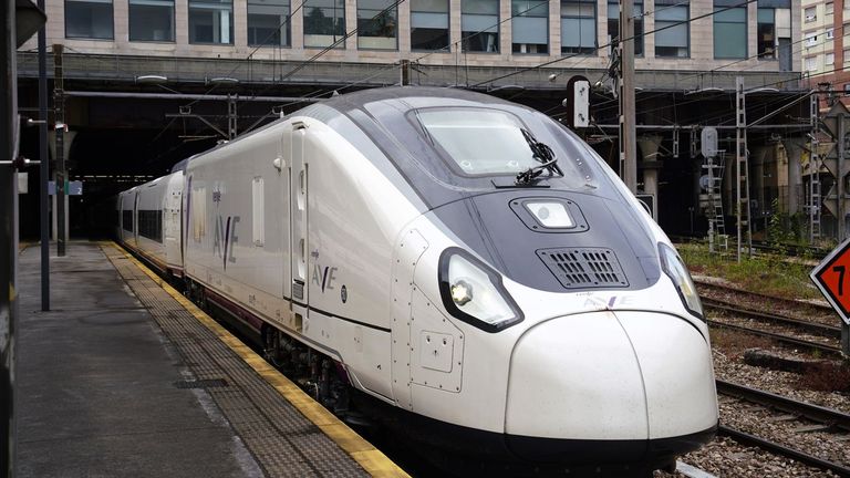 Salida del tren en la estación de Oviedo. Renfe ha estrenado los 10 trenes S106 (Avril) de Talgo