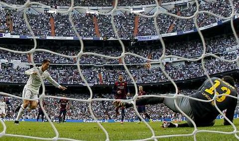 Cristiano Ronaldo bati de penalti a Bravo en el primer gol que el Bara encajaba en Liga.