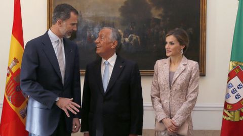 Los Reyes de España, Felipe VI y Letizia, conversan con el presidente de la República Portuguesa, Marcelo Rebelo de Sousa
